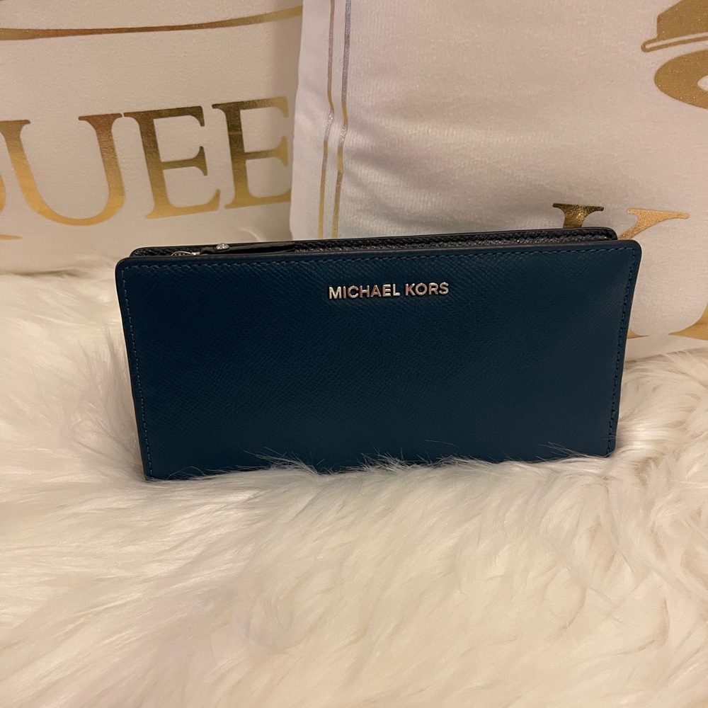 Like New: Authentic MK Large Jet set Saffiano Leather Slim Wallet